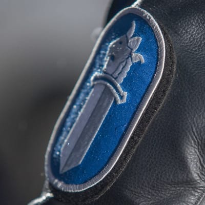 Läderjacka med polisens tecken på armen.