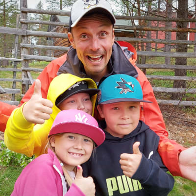 BUU-klubbens programledare Jontti tillsammans med barn.