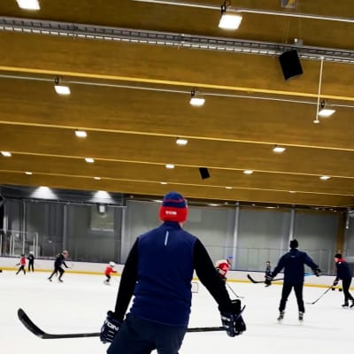 Flera ishockeyspelare med klubba och handskar men som hobbyspelare saknar de övriga skydd.