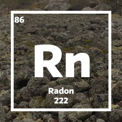 En rullstensås och en ruta med information om radon.