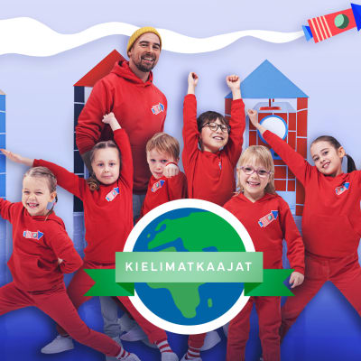 Kuusi lasta ja Ville Mononen seisovat erilaisissa asennoissa punaisissa vaatteissa. Kuvan keskellä on Kielimatkaajat-logo.