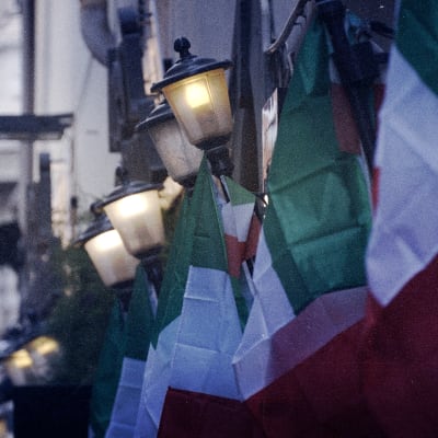 Italian lippuja ja katuvaloja