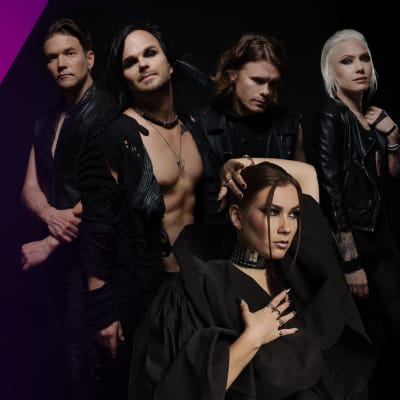 The Rasmus ja Bess mustissa vaatteissaan. Uuden Musiikin Kilpailun logo vasemmalla. 
