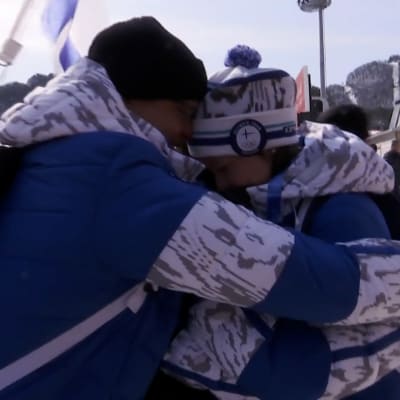 Hiihtäjä Kerttu Niskanen halaa perhettään Pyeongchangin olympialaisissa.