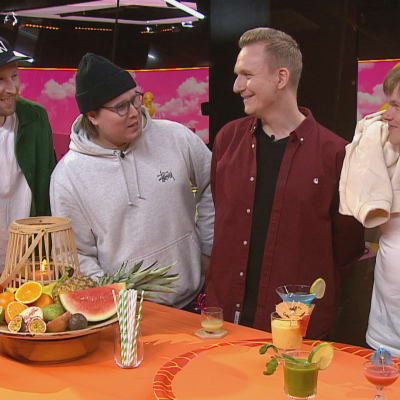 Rap-yhtye Gasellien jäsenet seisovat Puoli seitsemän -ohjelman lavasteissa. 