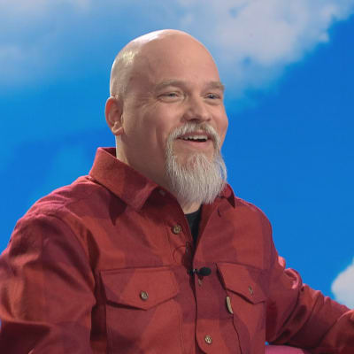 Stand up -koomikko Niko Kivelä hymyilee Puoli seitsemän -ohjelman studiossa. 