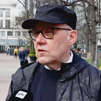 Christer Strömbeck i svart keps blir intervjuad.