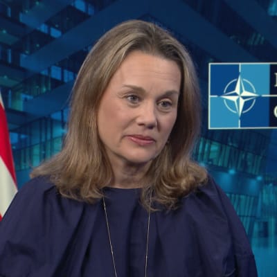 Yhdysvaltain Nato-suurlähettiläs Julienne Smith puhuu Ylen haastattelussa.
