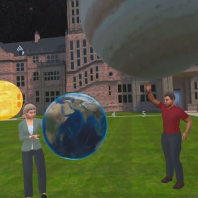 Virtuell verklighet där planeter svävar ovanför marken utanför skolan Reddan House i Berkshire i England.