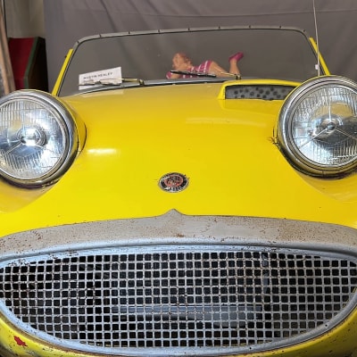 Vuoden 1960 Austin-Healey Sprite sai lempinimen frog-eye, johtuen konepellin päälle asennetuista ajovaloista.