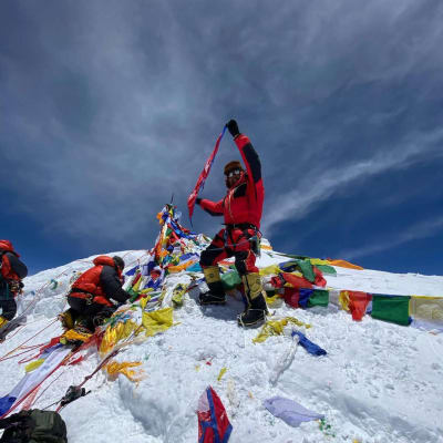 Bergsklättraren och guiden Tenzi Sherpa på toppen av Mount Everest.