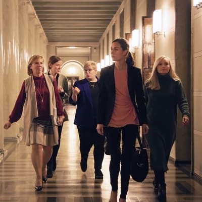 Anna-Maja Henriksson, Li Andersson, Annika Saarikko, Sanna Marin och Maria Ohisalo går tillsammans i riksdagens korridor.