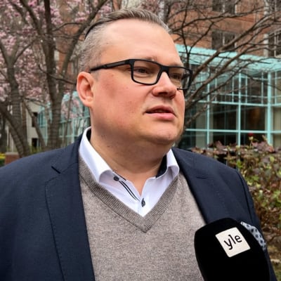Kempower vd Tomi Ristimäki som blir intervjuad av Yle.