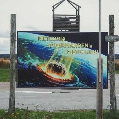 Meteoria-skylt som visar en illustration av meteoritnedslaget i Söderfjärden.
