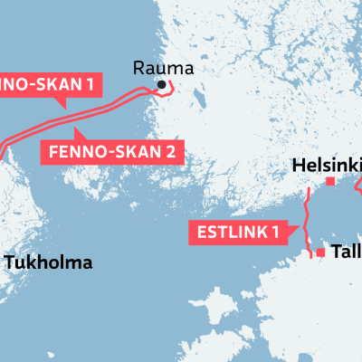 Grafiikka näyttää kartalla Raumalta Ruotsin Gävleen kulkevat Fenno-skan 1 ja 2 -sähkökaapelit sekä Helsingistä Viroon Tallinnan länsi- ja itäpuolelle kulkevat Estlink 1 ja 2 -sähkökaapelit.