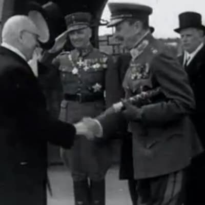 J.K. Paasikivi ja Carl Gustaf Mannerheim kättelemässä vuonna 1947.