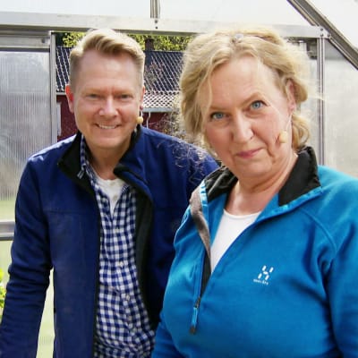 Mette Stensholt Schau tillsammans med Tom Egeberg Hvål i ett växthus.