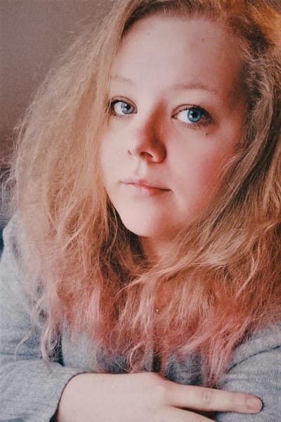 Ung kvinna med blont hår.