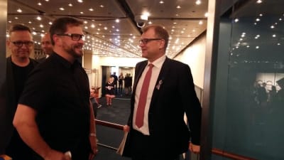 Statsminister Juha Sipilä anländer till Centerkryssningen.