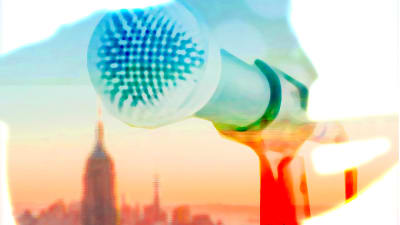 Mikrofoni ja New Yorkin siluetti taustalla.