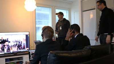 Toimittajat Aleksi Rantamaa ja Lloyd Libiso testaavat kiswe-lähetysjärjestelmää.