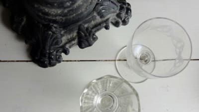 gamla vinglas vid en svart ljusstake