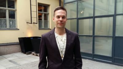 Skådespelaren Mikko Nousiainen poserar
