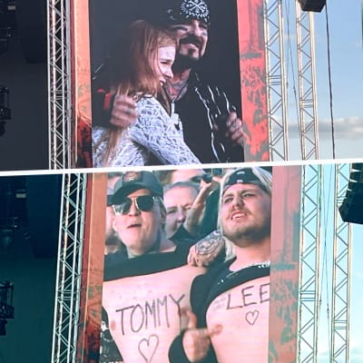 Mötley Crüe fans på konsert på scen och i publik