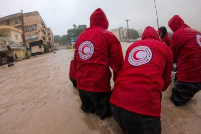 Röda Halvmånens team kämpar med att ta sig fram i ett översvämmat område