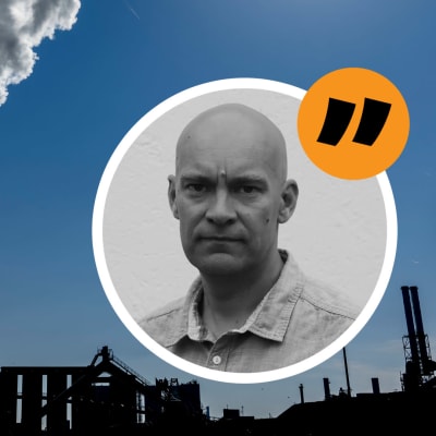 Johnny Sjöblomsbild mot bakgrund av ett kraftverk i motljus. 