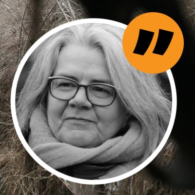 Kerstin Kronvall, profilbild med en kamouflerad soldat som passerar ett dike i bakgrunden. 