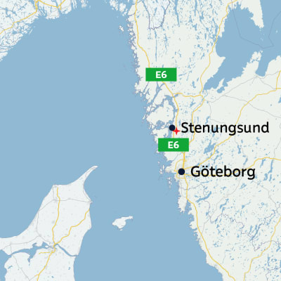Karta över Västsverige med väg E6 markerad från Göteborg genom Stenungsund och vidare norrut längs den svenska västkusten. Intill Stenungsund är platsen för lerskredet 23.9.2023 markerad med ett rött kors.