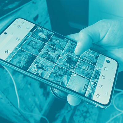 Käsi pitelee puhelinta, jossa näkyy Instagram-sovellusta.