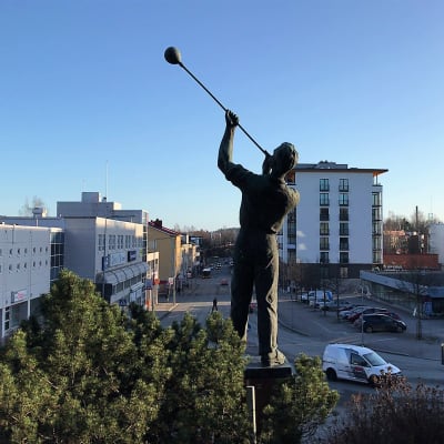 Riihimäen keskustaa lasinpuhaltajapatsaalta kuvattuna.