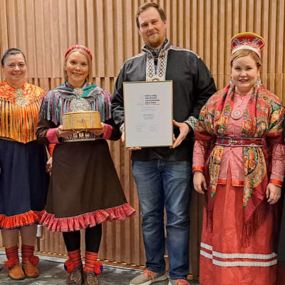 Lapin hyvinvointialue sai vuoden 2023 Saamen kieliteko-palkinnon. Kuvassa Elen Anne Sara, Mirja Laiti, Laura Niittyvuopio-Valle, Tauno Ljetoff, Anna Lumikivi ja Tuuli Miettunen. 
