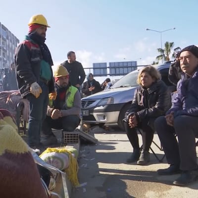 İskenderunin kaupungissa ihmiset odottavat maanjäristyksen tuhoamien talojen raunioiden äärellä, jos pelastustyössä löytyisi vielä eloonjääneitä.