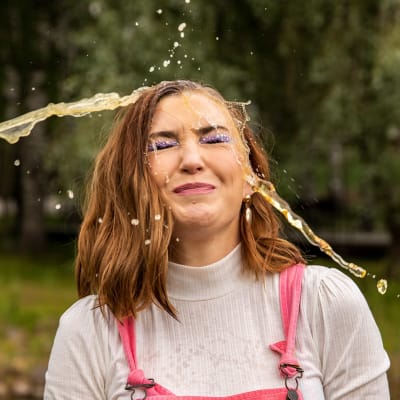 Naisen päälle kaatuu olutta.