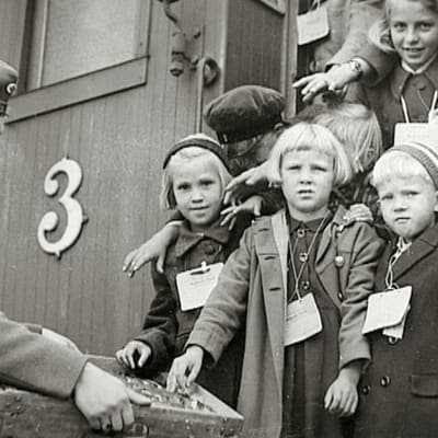 Suomesta lähetettiin sodan jaloista kymmeniä tuhansia lapsia Ruotsiin.