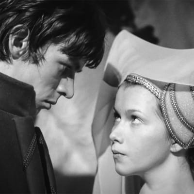 Hannu Kahakorpi (HAmlet) ja Pirjo Jääskeläinen (Ophelia) Televisioteatterin Hamletissa 1970.