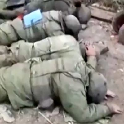 sotilaat makaavat maassa