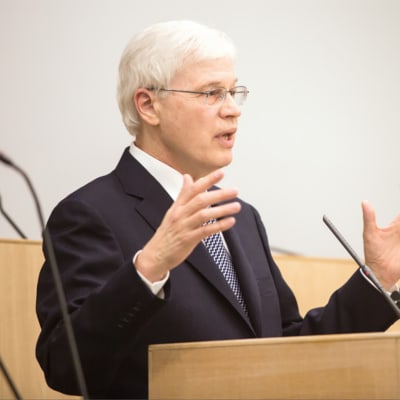 Uutisvideot: Nobel-palkittu Bengt Holmström eduskunnassa