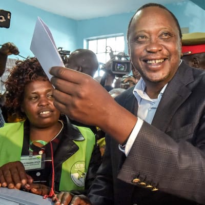 Uhuru Kenyatta äänestyslippu kädessään