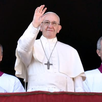 Paavi Franciscus heiluttaa parvekkeelta. 