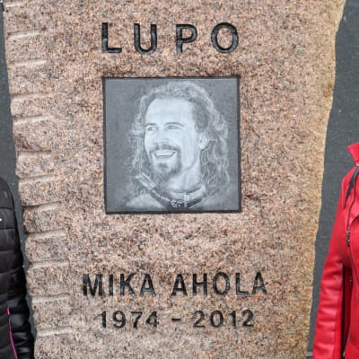 Pirjo Ahola (vas.) ja Marika Lodvonen Mika Aholan muistomerkin vierellä