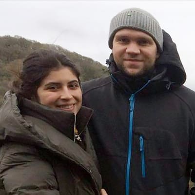 Matthew Hedges kuvassa vaimonsa kanssa.