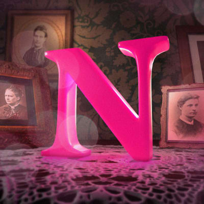 N-kirjain, ympärillä vanhoja valokuvia.