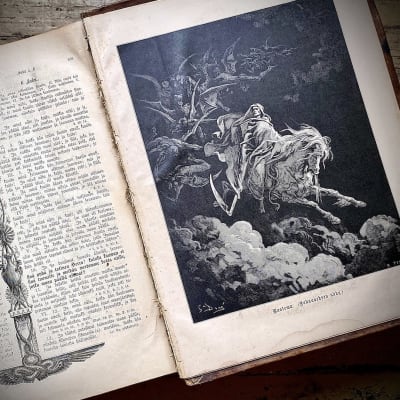 Vanhan Raamatun aukema, jossa vasemmalla tekstisivu ja oikealla kuva Viikatemiehestä ratsastamassa sotaisan näköisellä hevosella yötaivaalla.