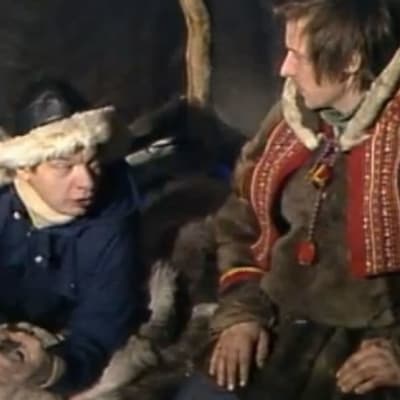 Jaakko Kolmonen ruokailee kodassa eksoottista poroerotuskeittoa.