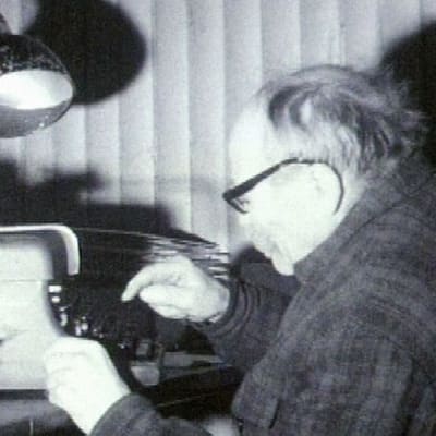 August Wilhelm Pyölniittu työnsä äärellä vuonna 1968.