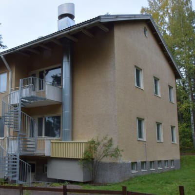 En skolbyggnad från 1950-talet.